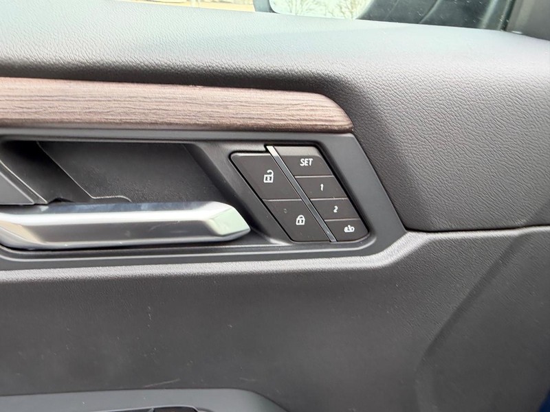 GMC Acadia Vehicle Full-screen Gallery Image 21