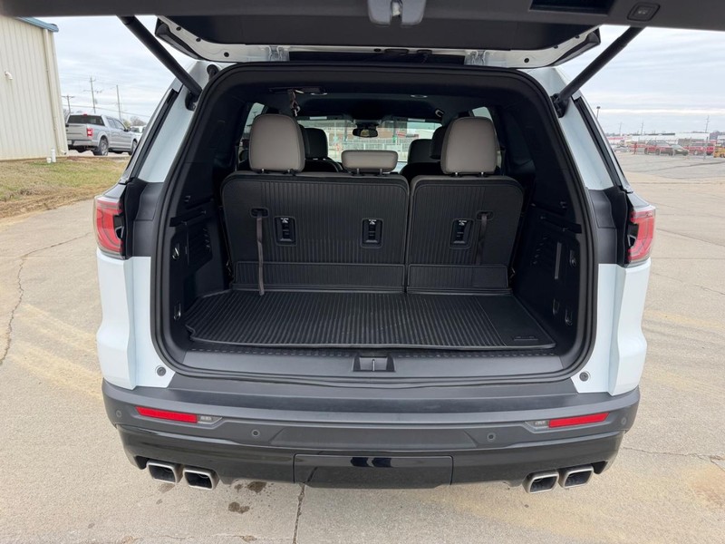 GMC Acadia Vehicle Full-screen Gallery Image 5