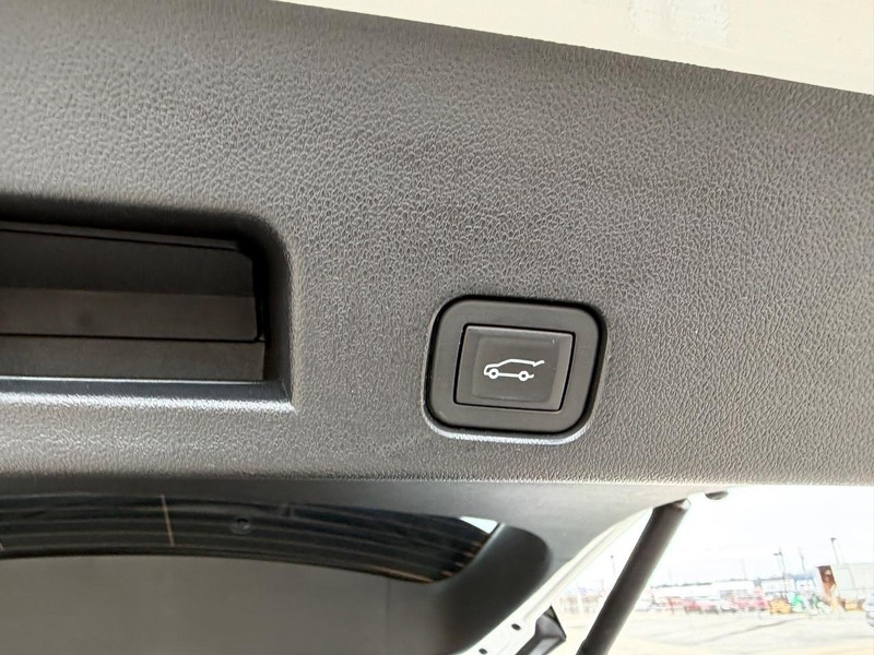 GMC Acadia Vehicle Full-screen Gallery Image 6