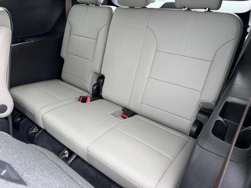 GMC Acadia Vehicle Full-screen Gallery Image 8