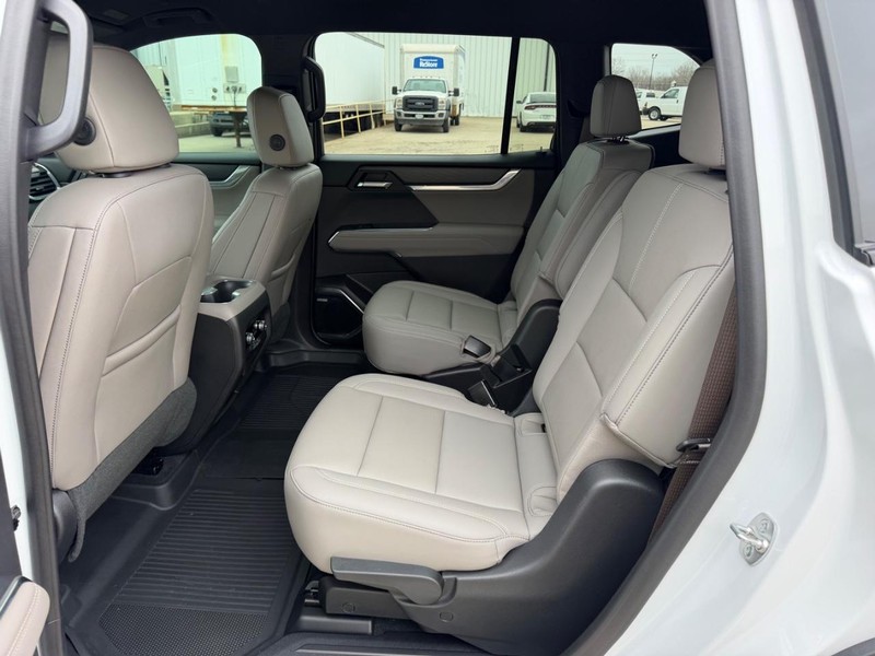 GMC Acadia Vehicle Full-screen Gallery Image 9