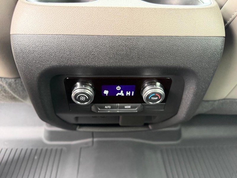 GMC Acadia Vehicle Full-screen Gallery Image 10