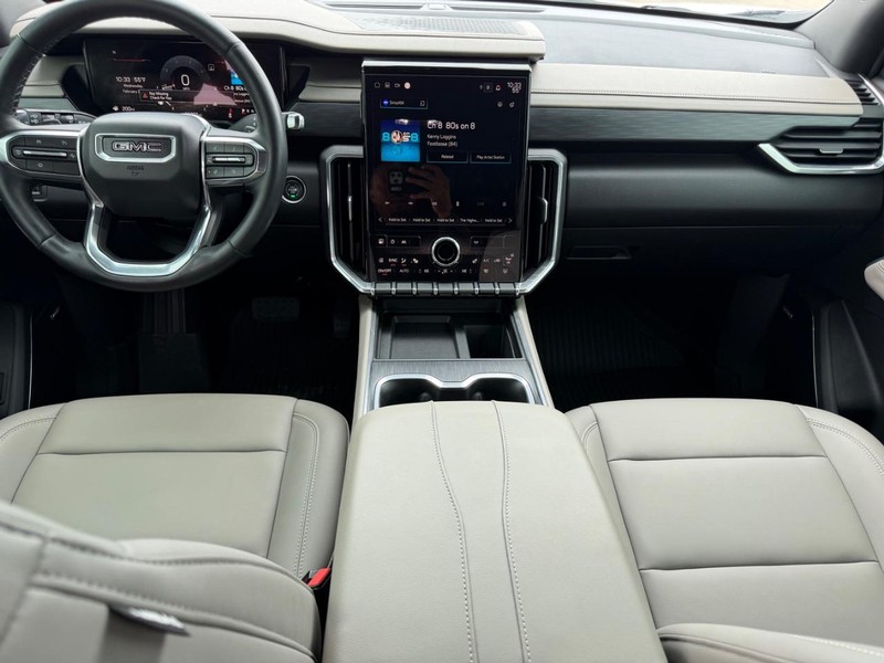 GMC Acadia Vehicle Full-screen Gallery Image 11