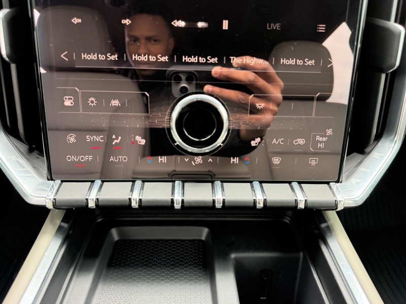 GMC Acadia Vehicle Full-screen Gallery Image 17