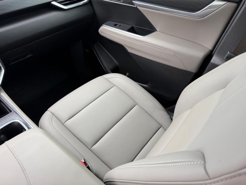 GMC Acadia Vehicle Full-screen Gallery Image 18