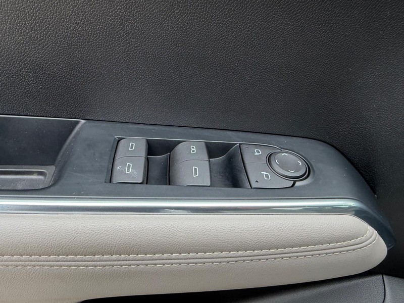 GMC Acadia Vehicle Full-screen Gallery Image 19