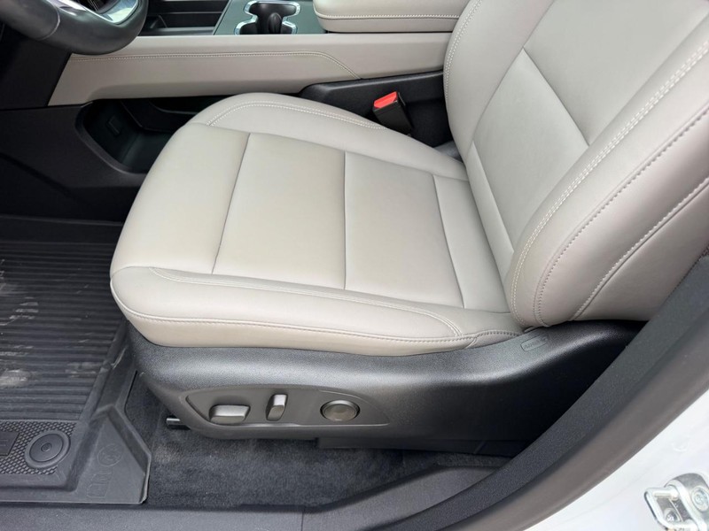 GMC Acadia Vehicle Full-screen Gallery Image 20