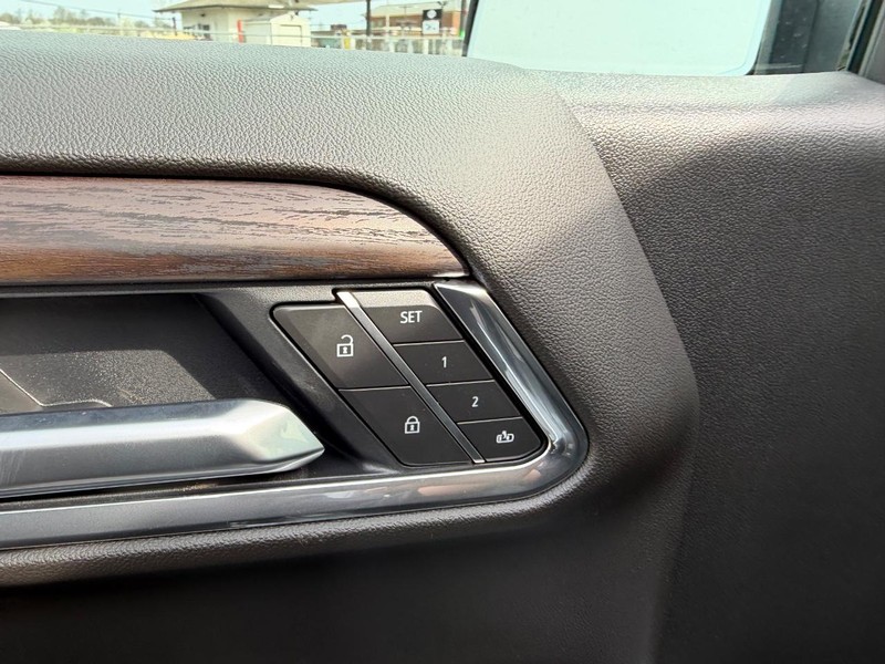 GMC Sierra 1500 Vehicle Full-screen Gallery Image 17
