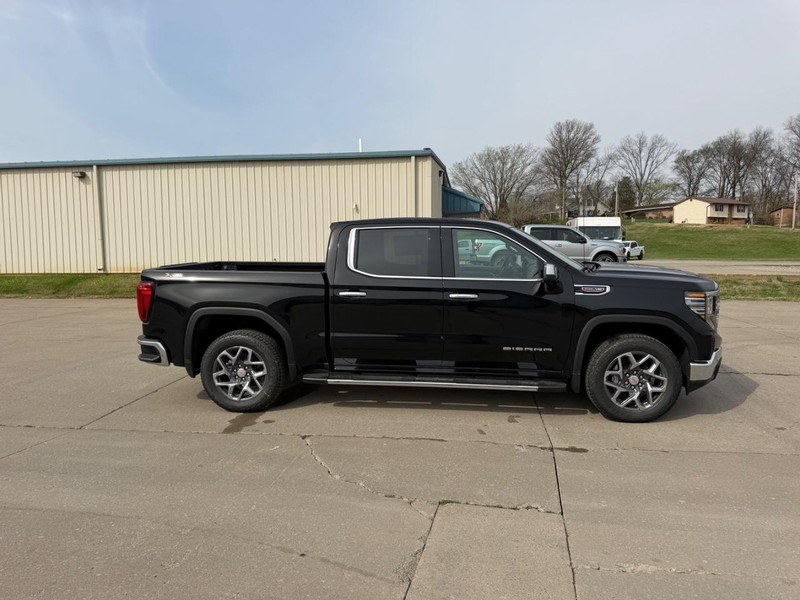 GMC Sierra 1500 Vehicle Full-screen Gallery Image 2