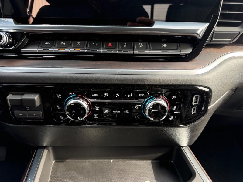 GMC Sierra 1500 Vehicle Full-screen Gallery Image 13