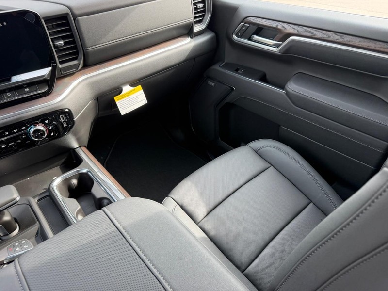 GMC Sierra 1500 Vehicle Full-screen Gallery Image 15