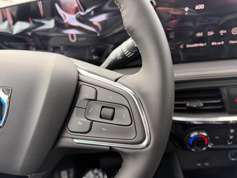 Buick Encore GX Vehicle Full-screen Gallery Image 12