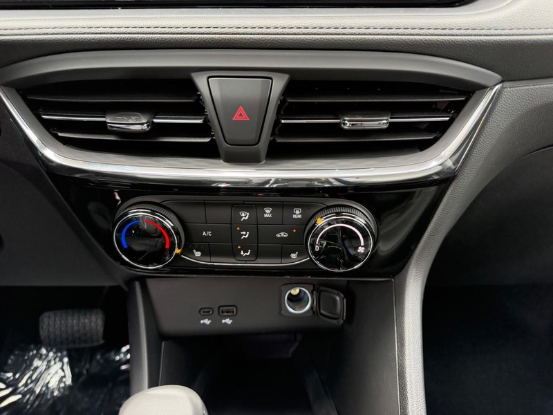 Buick Encore GX Vehicle Full-screen Gallery Image 14
