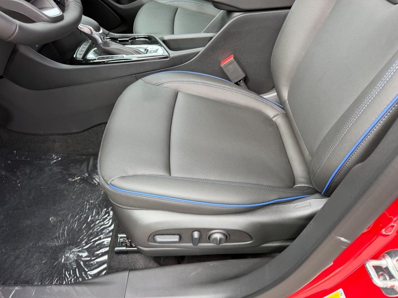 Buick Encore GX Vehicle Full-screen Gallery Image 18