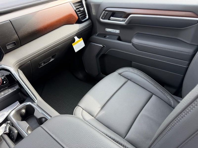 GMC Sierra 1500 Vehicle Full-screen Gallery Image 16