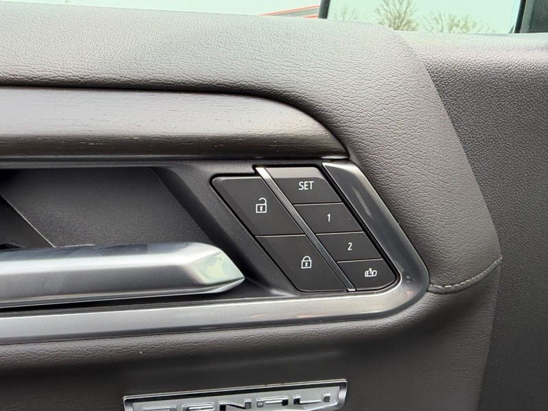 GMC Sierra 1500 Vehicle Full-screen Gallery Image 18