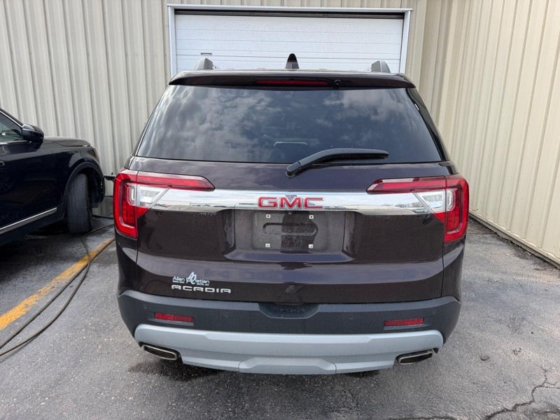 GMC Acadia Vehicle Full-screen Gallery Image 3