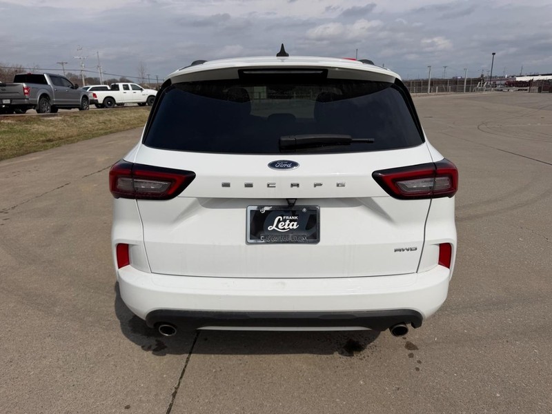 Ford Escape Vehicle Full-screen Gallery Image 4
