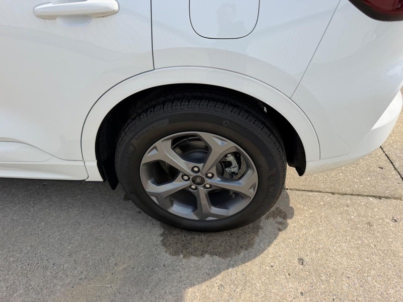 Ford Escape Vehicle Full-screen Gallery Image 7