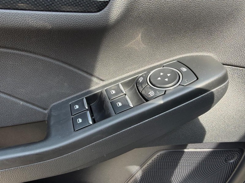 Ford Escape Vehicle Full-screen Gallery Image 17