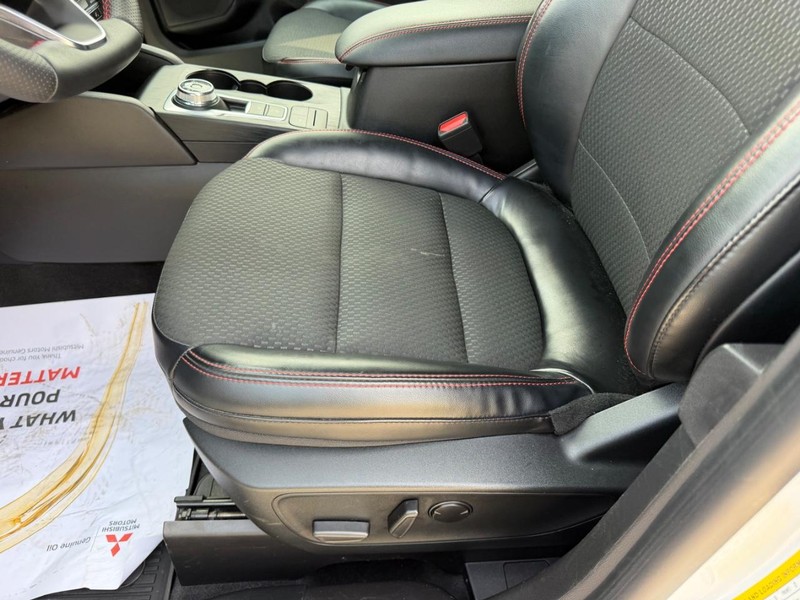 Ford Escape Vehicle Full-screen Gallery Image 18