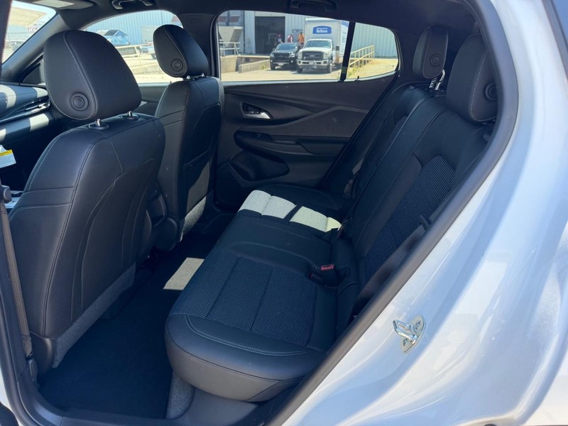 Buick Envista Vehicle Full-screen Gallery Image 8