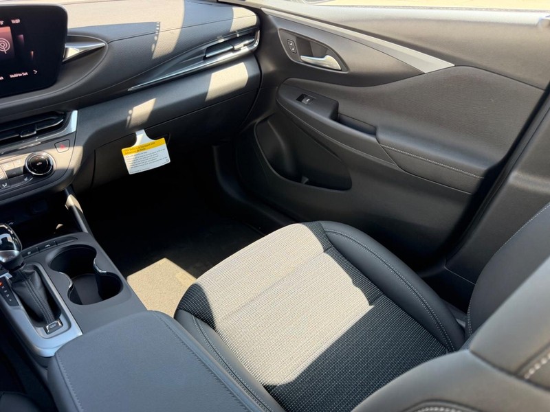 Buick Envista Vehicle Full-screen Gallery Image 16