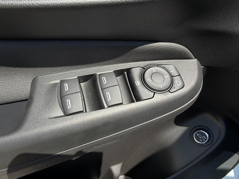 Buick Envista Vehicle Full-screen Gallery Image 17