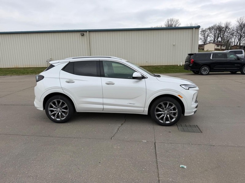 Buick Encore GX Vehicle Full-screen Gallery Image 2