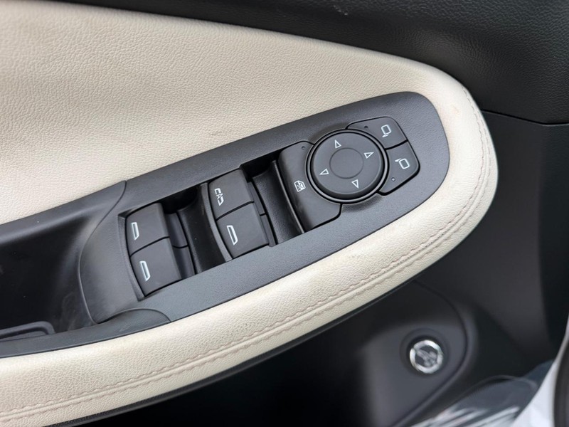 Buick Encore GX Vehicle Full-screen Gallery Image 18