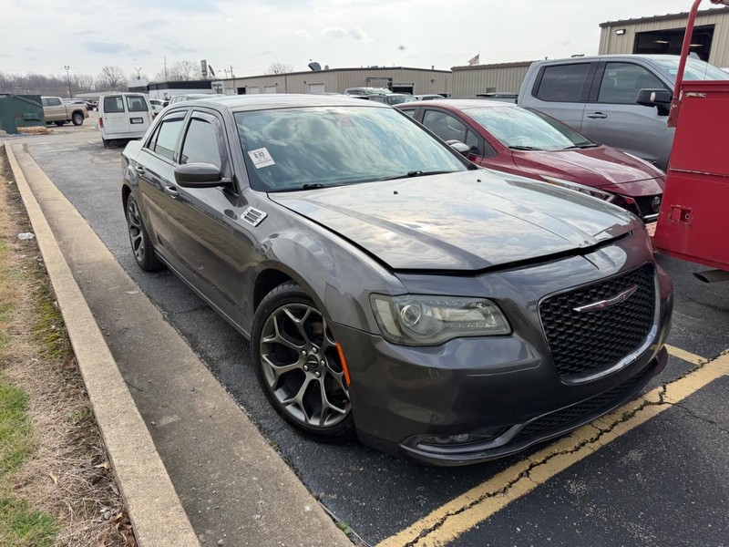 Chrysler 300 Vehicle Full-screen Gallery Image 2