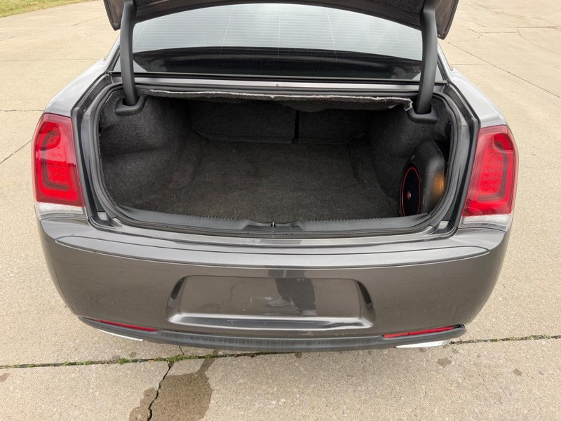 Chrysler 300 Vehicle Full-screen Gallery Image 5