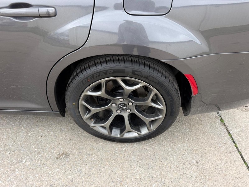 Chrysler 300 Vehicle Full-screen Gallery Image 6