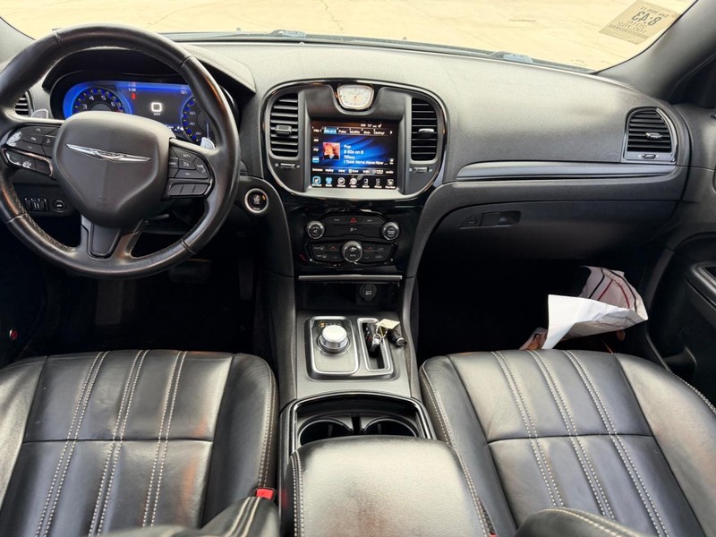 Chrysler 300 Vehicle Full-screen Gallery Image 8