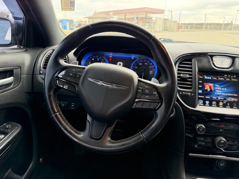 Chrysler 300 Vehicle Full-screen Gallery Image 9