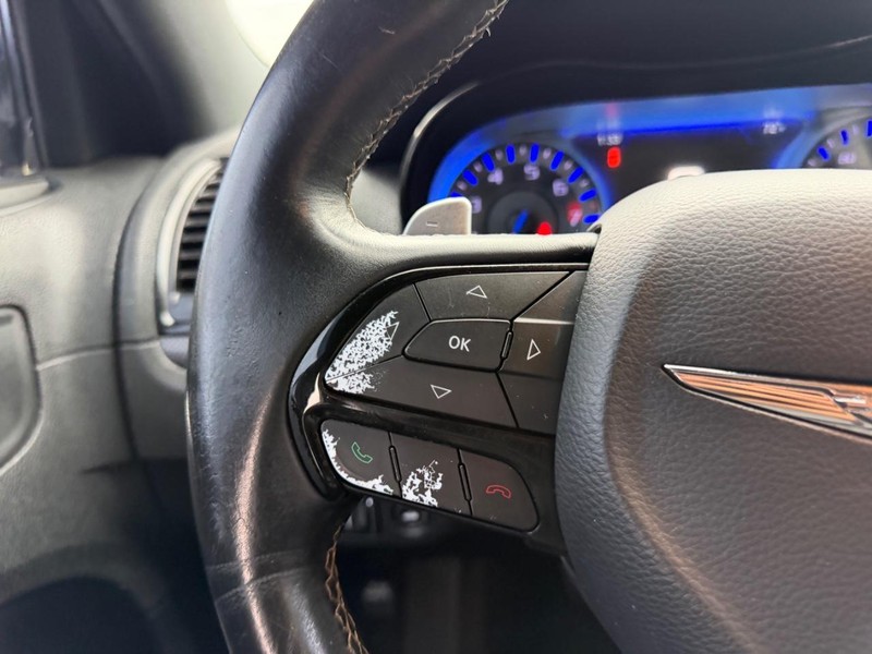 Chrysler 300 Vehicle Full-screen Gallery Image 10