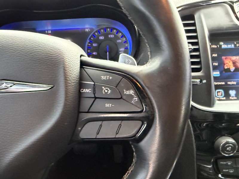 Chrysler 300 Vehicle Full-screen Gallery Image 11