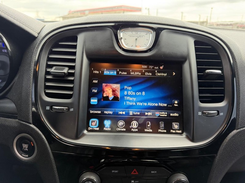 Chrysler 300 Vehicle Full-screen Gallery Image 12