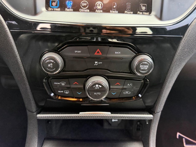 Chrysler 300 Vehicle Full-screen Gallery Image 13