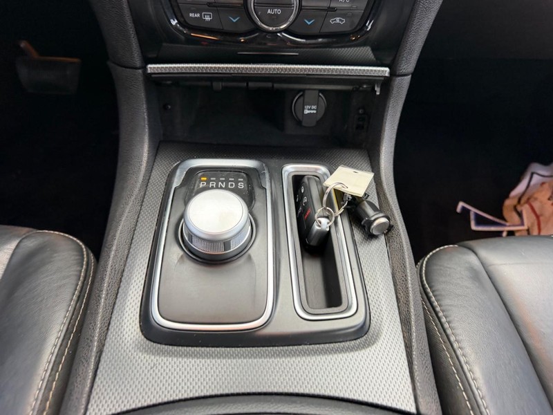 Chrysler 300 Vehicle Full-screen Gallery Image 14