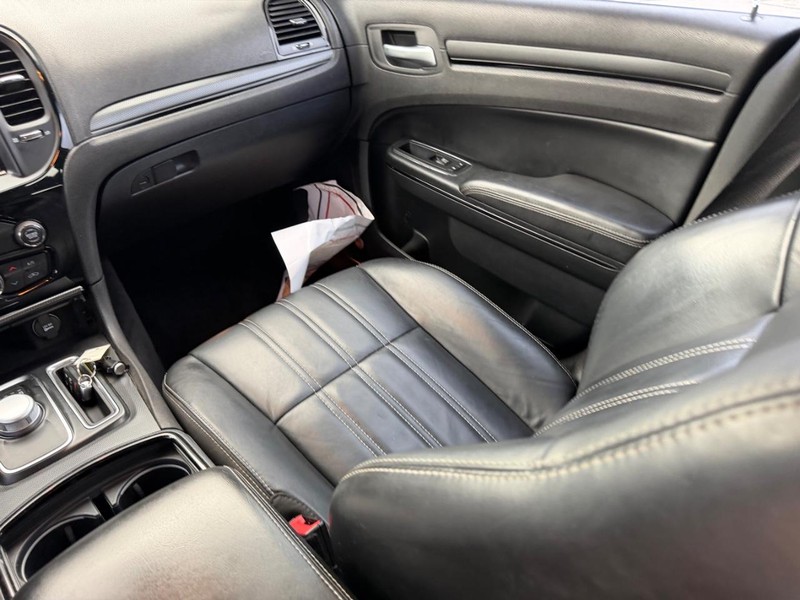 Chrysler 300 Vehicle Full-screen Gallery Image 15