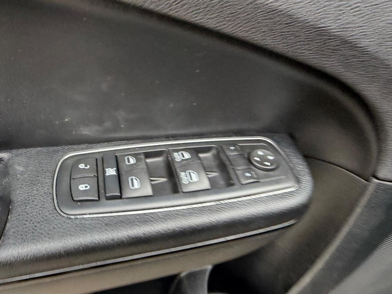 Chrysler 300 Vehicle Full-screen Gallery Image 16