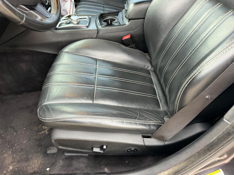 Chrysler 300 Vehicle Full-screen Gallery Image 17