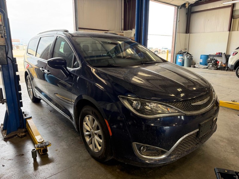 Chrysler Pacifica Vehicle Full-screen Gallery Image 2