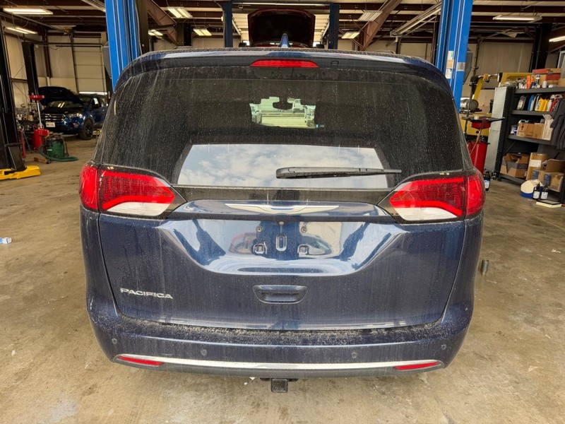 Chrysler Pacifica Vehicle Full-screen Gallery Image 3