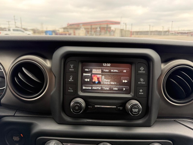 Jeep Wrangler Unlimited Vehicle Full-screen Gallery Image 12