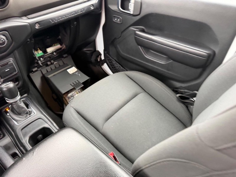 Jeep Wrangler Unlimited Vehicle Full-screen Gallery Image 15