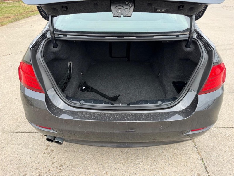 BMW 5 Series Vehicle Full-screen Gallery Image 5