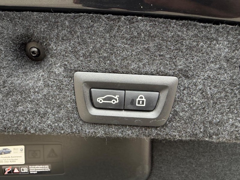 BMW 5 Series Vehicle Full-screen Gallery Image 6