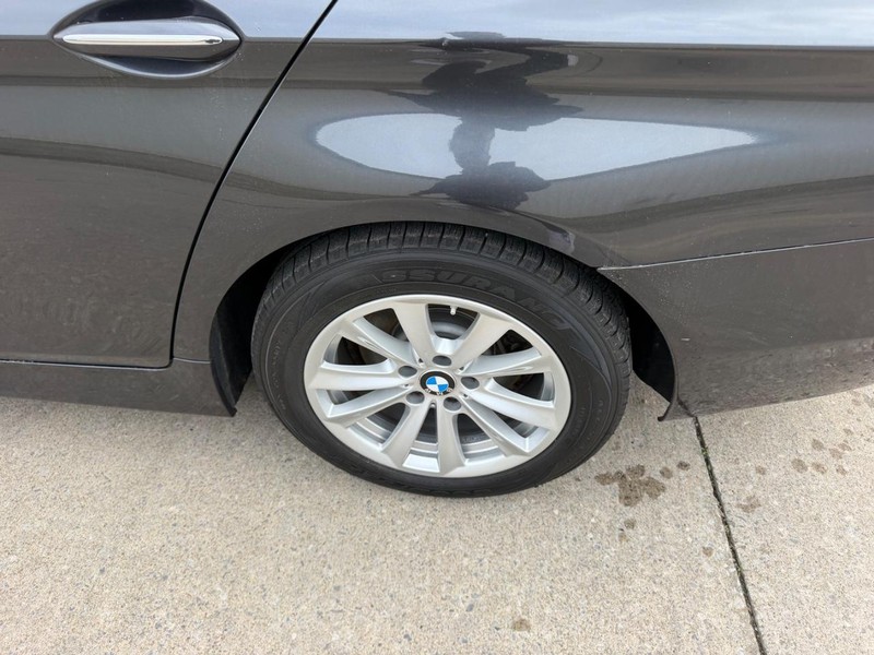 BMW 5 Series Vehicle Full-screen Gallery Image 7